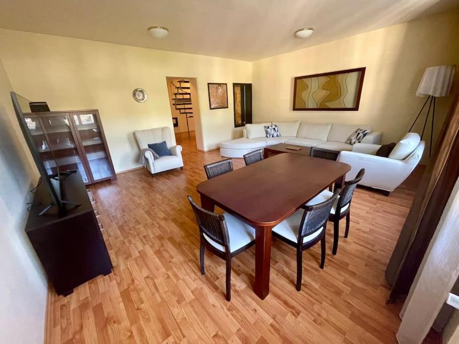 Huge Two Floor Apartment On The Park Colonnade With Free Parking For One Car, 160 Sqm Karlsbad Eksteriør billede